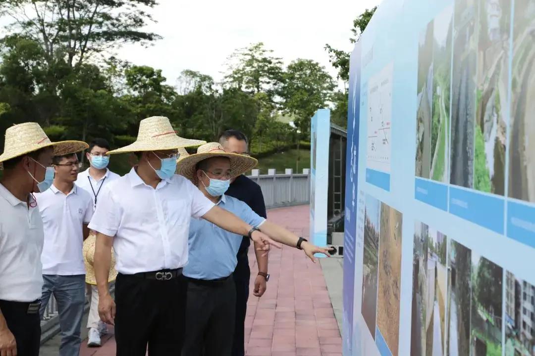 区委常委詹惠军同志率队调研樟坑径河治理情况并参观正规博彩平台区水污染治理攻坚战纪实图片巡展.jpg