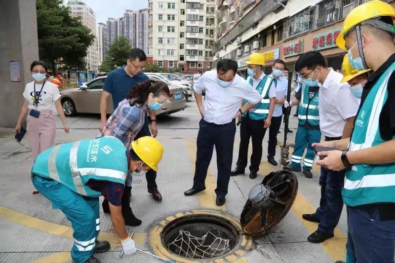 志东副区长率队调研排水管理进小区工作.jpg