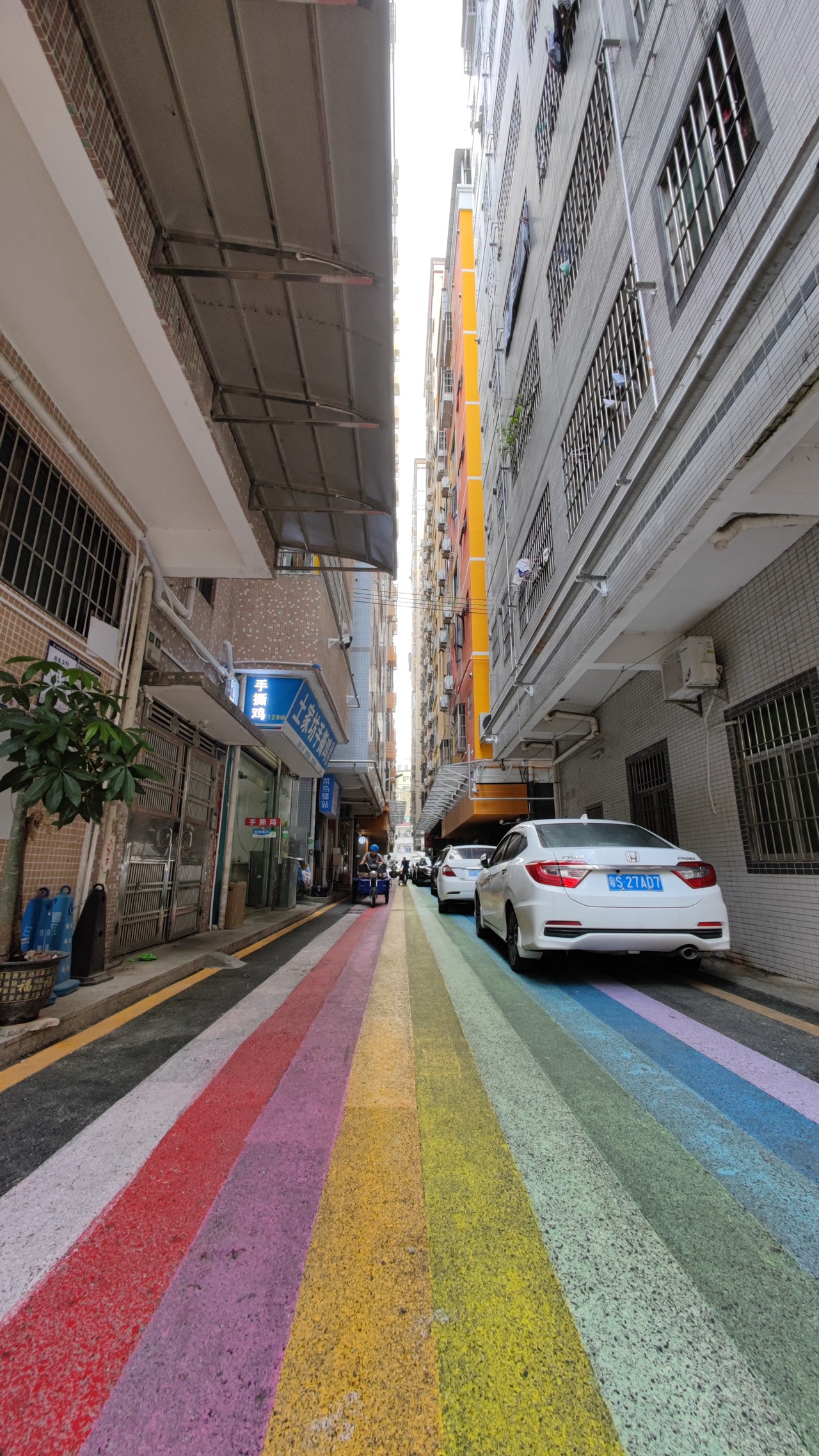 小巷子路面五颜六色 IMG_20210830_100843.jpg