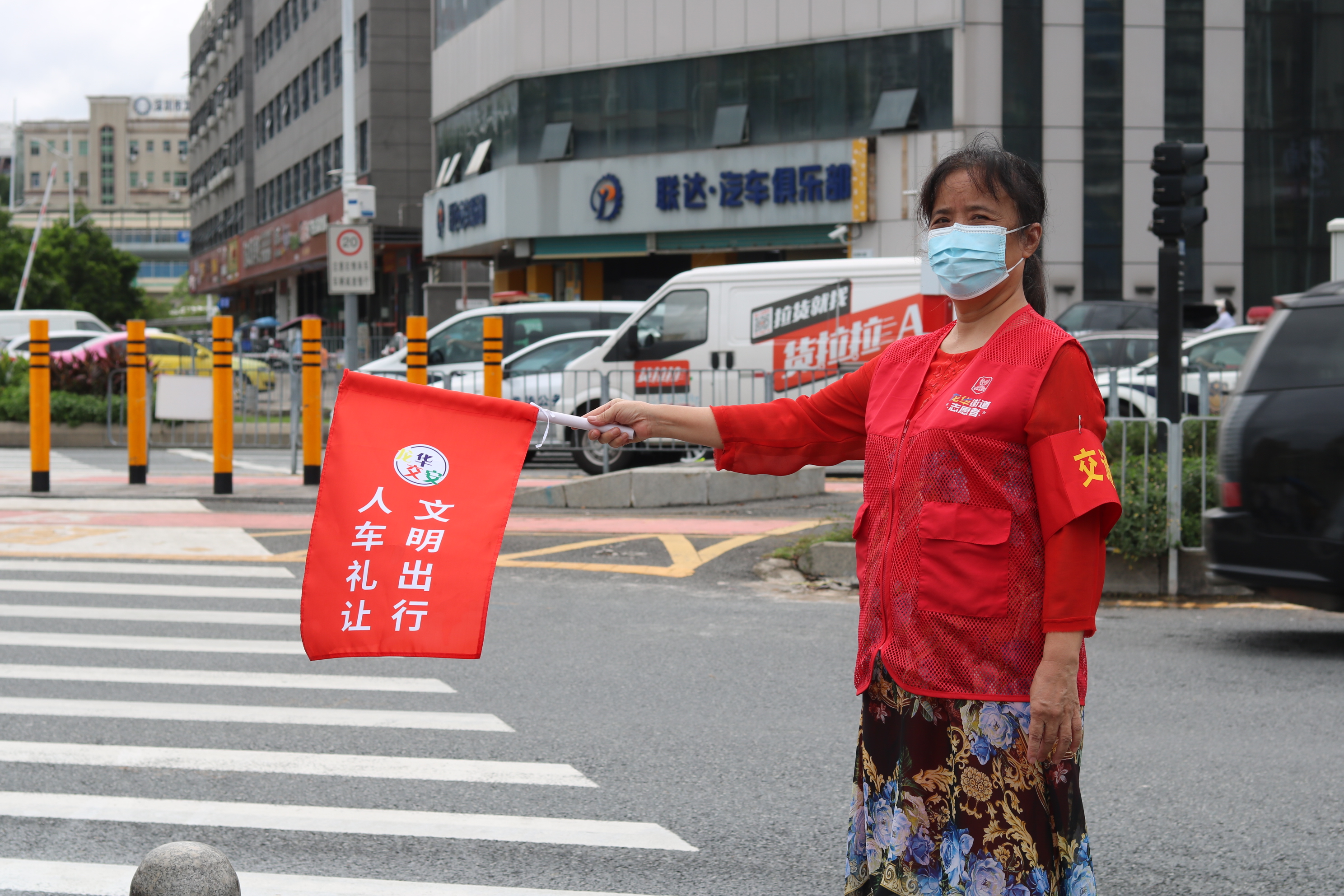 闪亮正规博彩平台街头的“红马甲” (2).jpg