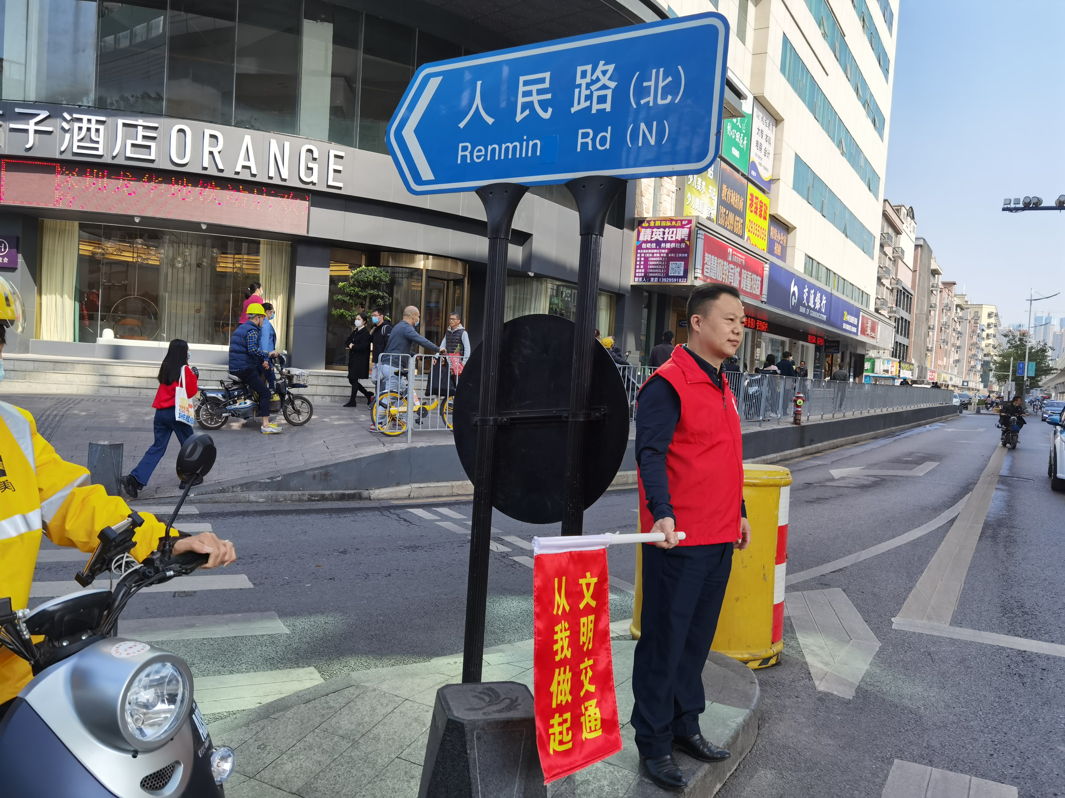 桂献华从事交通劝导服务.jpg