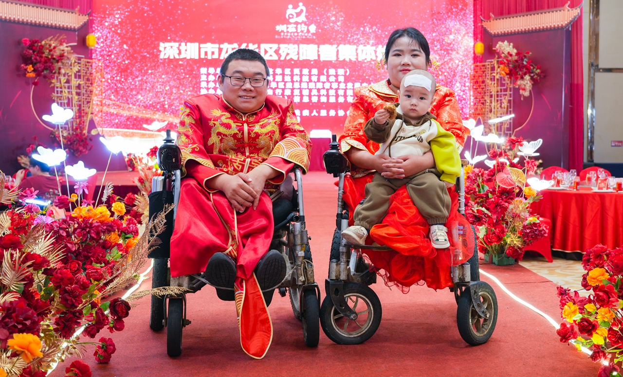 王满（左）和肖雷红还有他们的孩子_副本.jpg