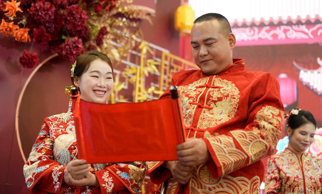 于贺（右）和甄红艳在宣读婚书_副本.jpg