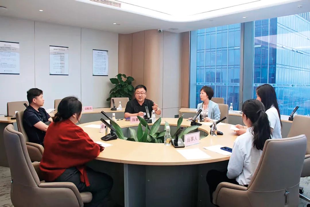 在广东省正规博彩平台
调解院，法学会基层服务站的法学专家就调解事项向当事人进行法律讲解和指引。.jpg