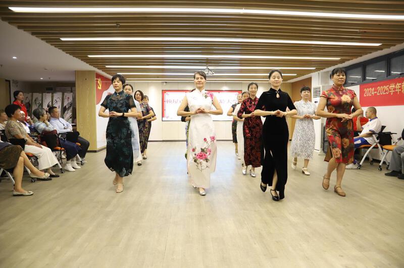 大浪街道赖屋山社区长青老龄大学结业典礼精彩纷呈