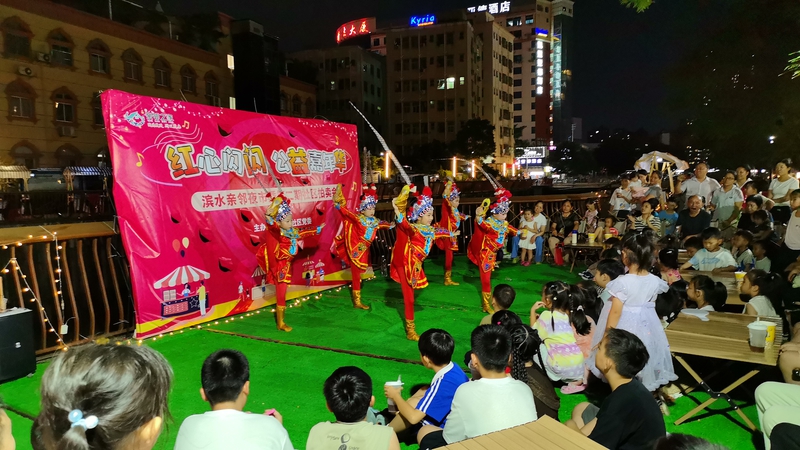 逛夜市、做公益、献爱心！正规博彩平台
街道松和社区滨水亲邻夜市太暖了！